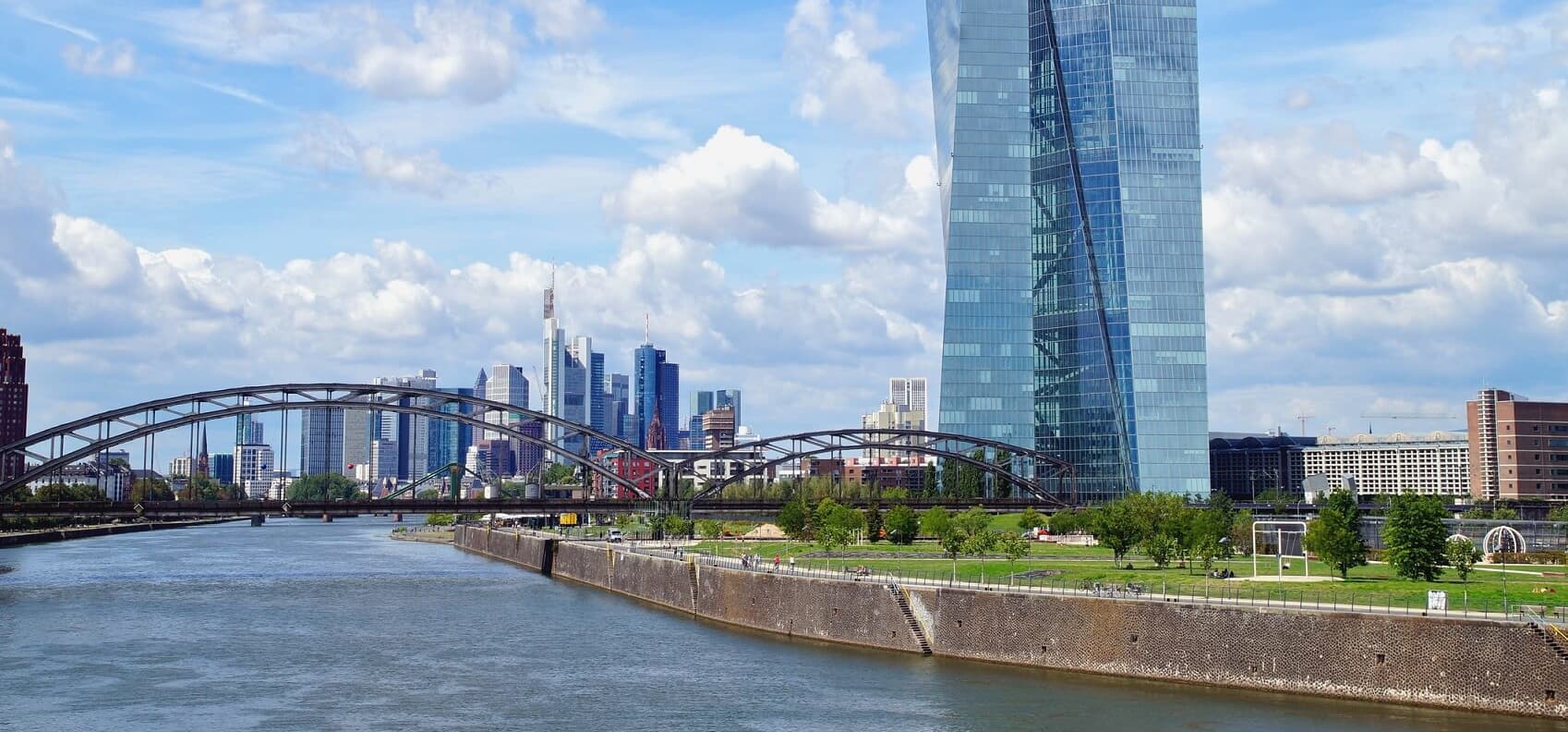 Luftaufnahme von Frankfurt mit Hauptsitz der Europäischen Zentralbank unter blauem Himmel