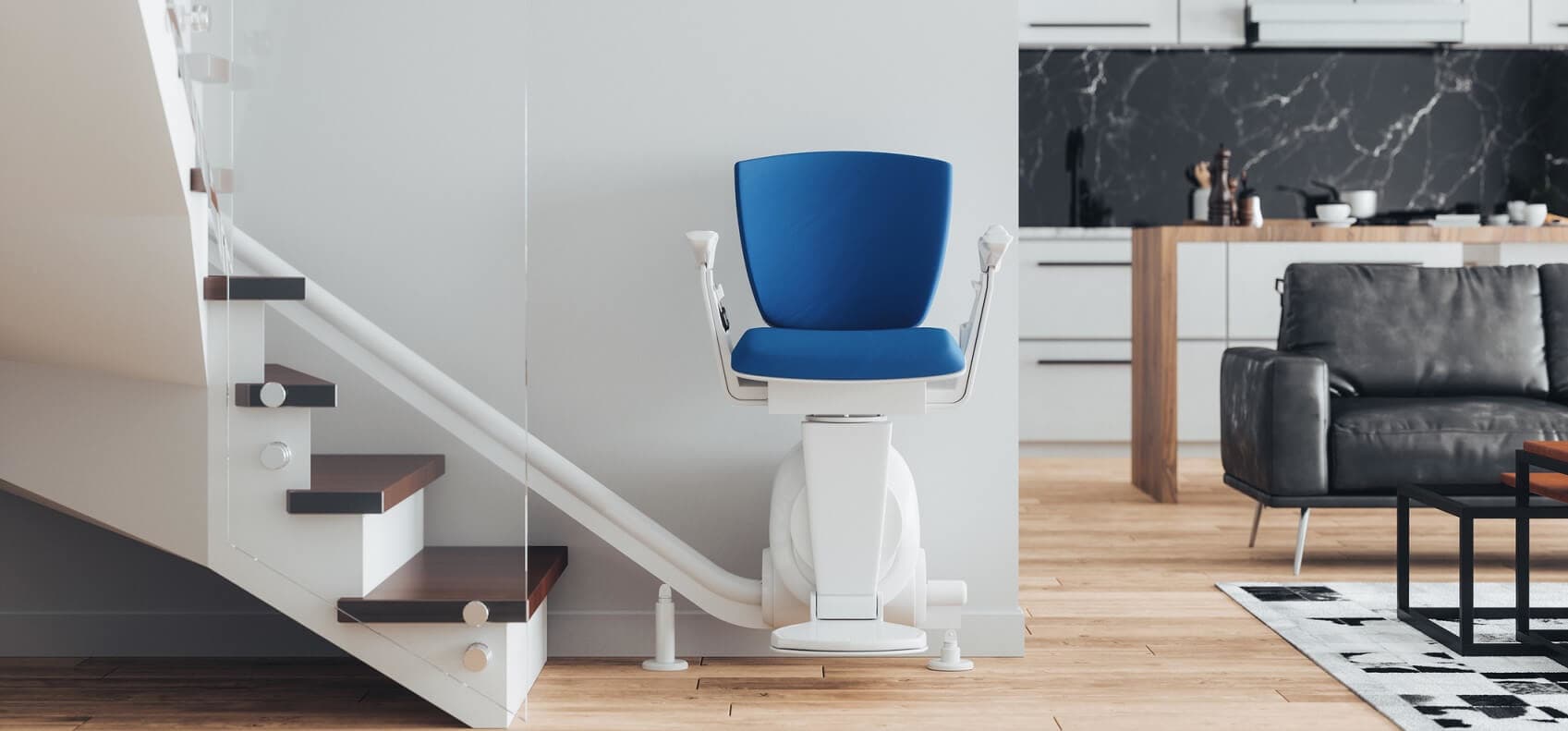 Sitzlift mit blauem Polster am Fußt einer Treppe in einem modernen Eigenheim