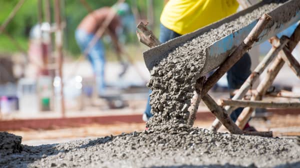 Zement wird auf Baustelle aufgetragen.