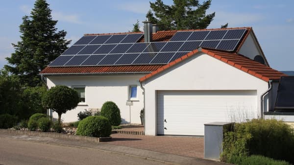 Haus mit Solaranlage