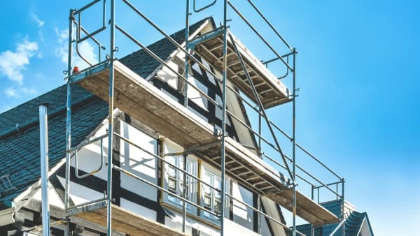 Energetische Sanierung an Haus mit Gerüst