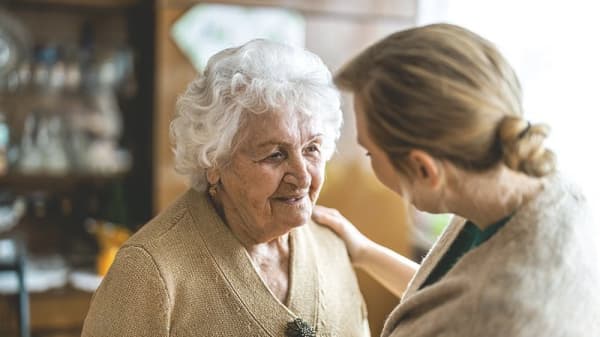 Seniorin mit Angehöriger im Gespräch