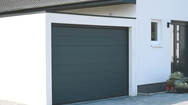 Einzelgarage an ein Einfamilienhaus gebaut