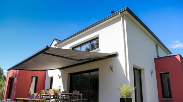 Ausgefahrene Markise am Haus