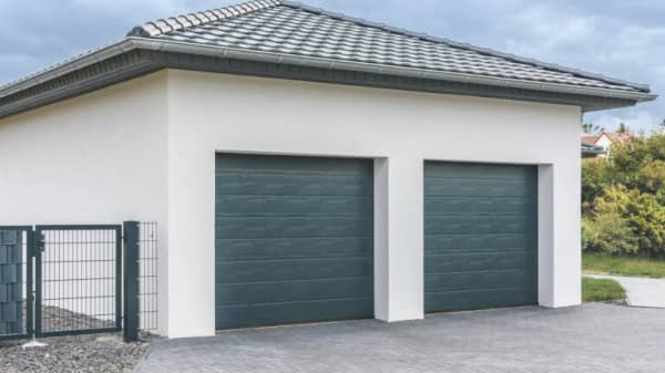 Doppelgarage mit zwei Toren und separaten Zugängen