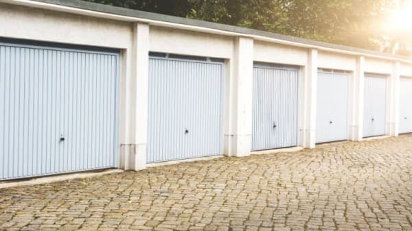 Reihengarage mit 6 Garagentoren in einer Wohnsiedlung