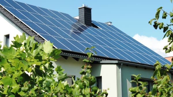 Hausdach mit einer Solaranlage