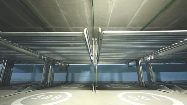 Eine Duplexgarage mit Garagenlift und einer Zufahrt