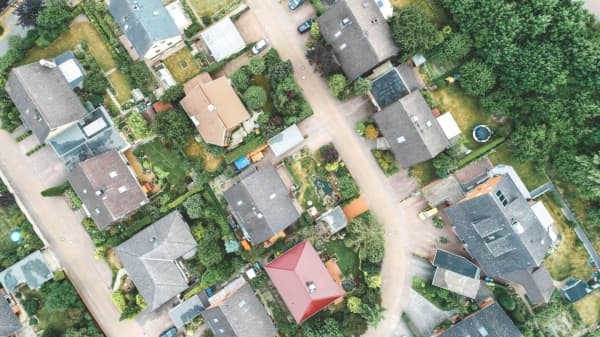 Luftbildaufnahme von Grundstücken, Häusern und Eigentum