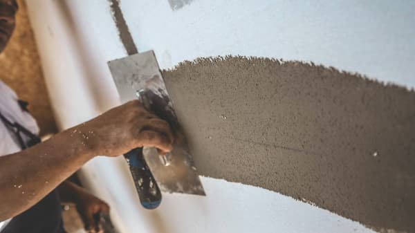 Maler verputzt Fassade