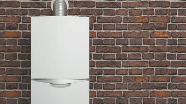 Gastherme vor gemauerter Wand