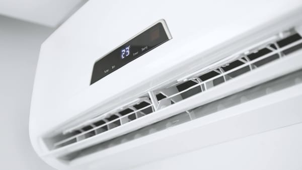 Nahaufnahme des Innengeräts einer Klimaanlage