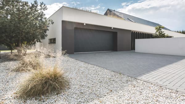 Massivgarage aus Beton auf einem Wohngrundstück