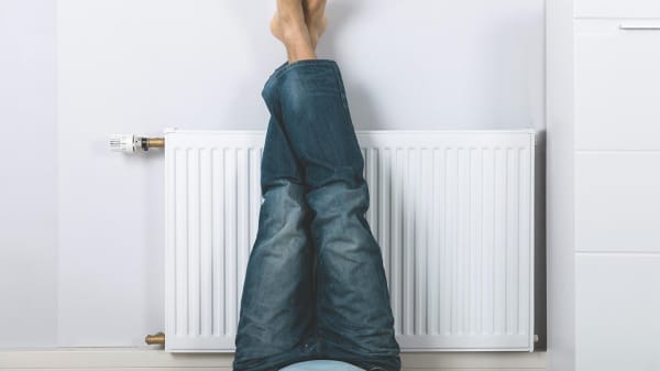 Frau lehn Füße an Heizung