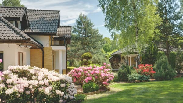 Haus mit Garten und Blumenbeeten