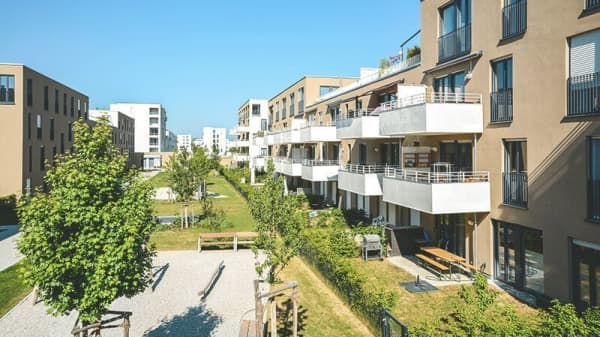 Neubaugegend mit Wohnungen und grünem Innenhof