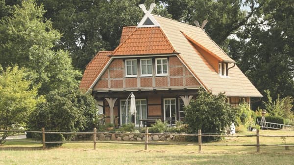 Einfamilienhaus mit grünem Garten
