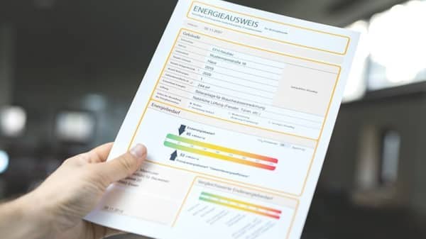 Energieausweis in Hand