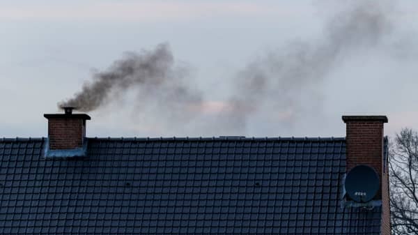 Qualmender Schornstein auf einem Wohnhaus