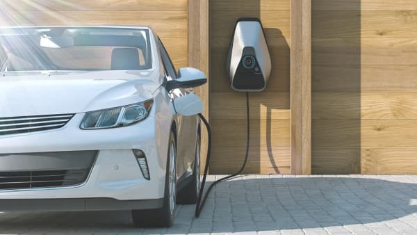 Ein Elektroauto wird mit Strom aufgeladen.