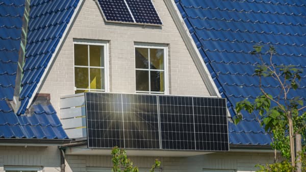 Solarmodule eines Balkonkraftwerks an einem Wohnhaus