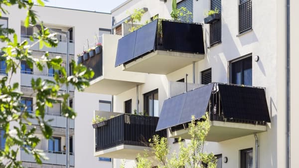Mehrfamilienhaus mit mehreren Balkonkraftwerken