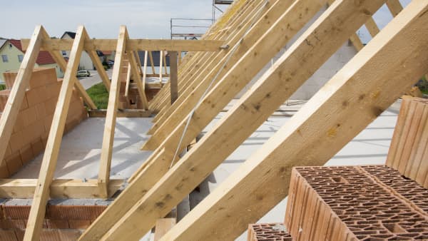 Dachstuhl eines Wohngebäudes im Rohbau