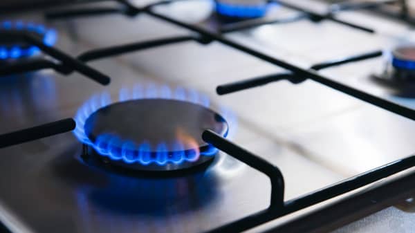 Gasherd mit brennenden Flammen auf allen vier Kochfeldern