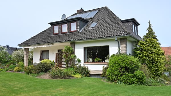 Kleines saniertes Wohnhaus, freistehend im Grünen