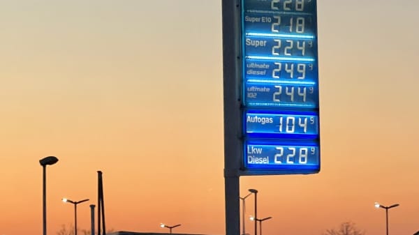 Anzeigentafel mit Spritpreisen an einer Tankstelle in Deutschland