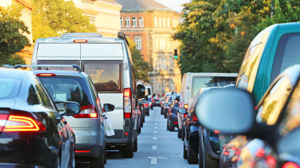 Stau auf einer Straße in Hamburg