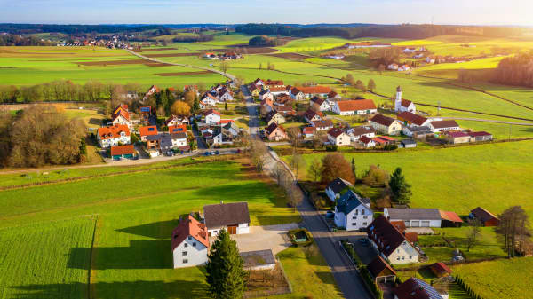 Luftaufnahme von Häusern in einer kleinen Gemeinde in Deutschland