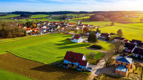 Wohnhäuser in einer ländlich gelegenen Ortschaft in Deutschland