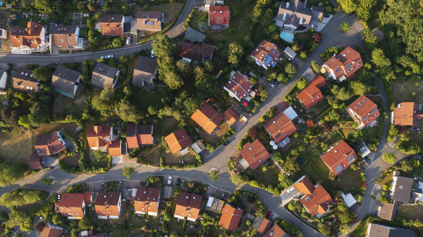 Luftaufnahme einer grünen Wohngegend mit Einfamilienhäusern