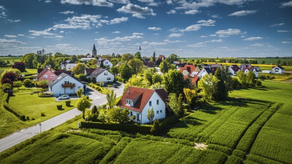 Luftaufnahme einer Ortschaft im Grünen in Bayern