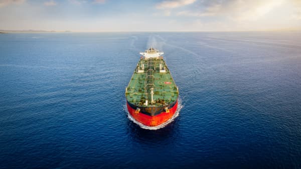 Öltanker bei einer Fahrt durchs Meer