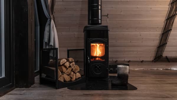 Freistehender Kaminofen in einem Raum im Dachgeschoss