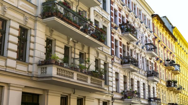 Straßenansicht alter Mehrfamilienhäuser in Berlin