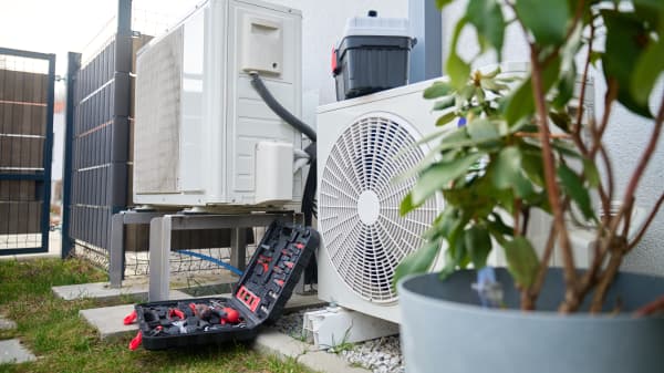 Installation einer Wärmepumpe vor einem Wohngebäude