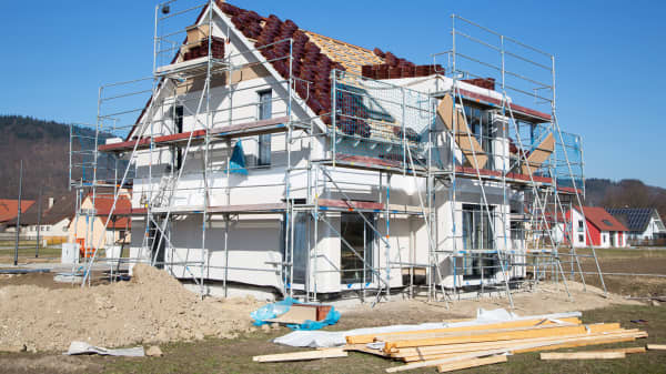 Fast fertiggestelltes, freistehendes Wohnhaus, das sich noch im Bau befindet