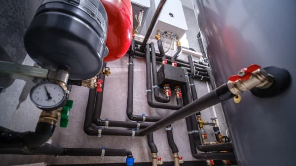 Innenansicht eines modernen Heizungskellers