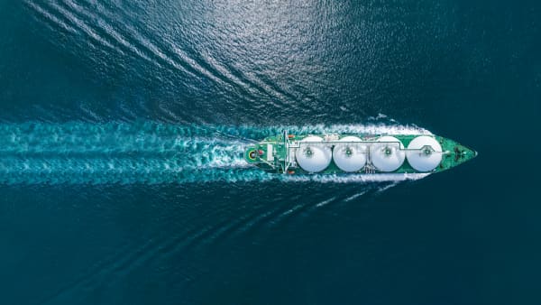 Sicht von oben auf einen LNG-Tanker, der durch das Meer fährt