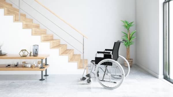 Rollstuhl vor einer Treppe in modernem Zuhause