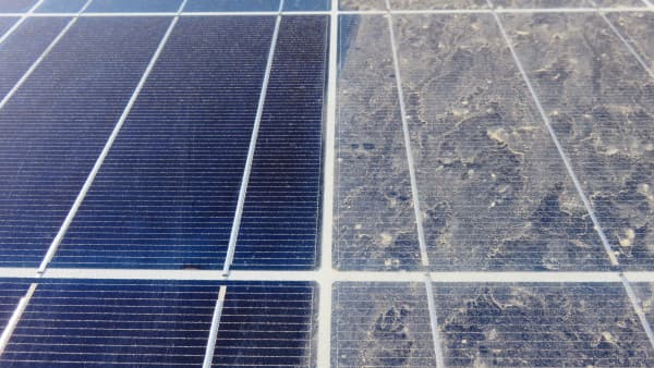 Sauberes und verschmutztes Solarmodul nebeneinander