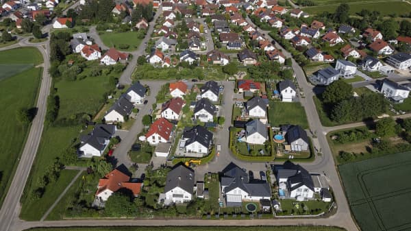 Ansicht einer kleinen Ortschaft mit Einfamilienhäusern