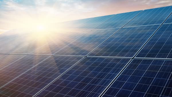 Solarmodule auf einem Schrägdach bei Sonnenschein