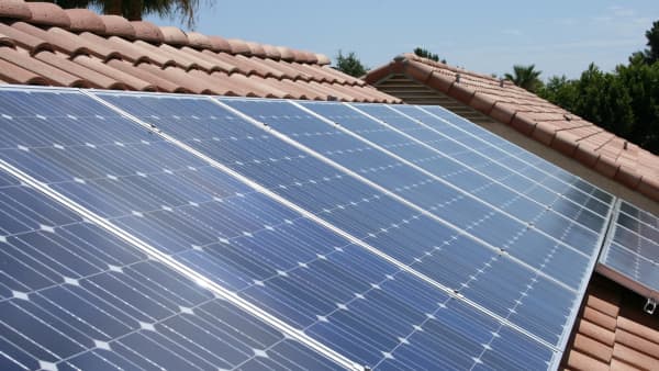Solarmodule auf braun gedecktem Dach eines Wohnhauses