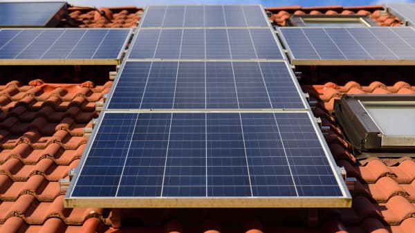 Solarmodule auf rotem Ziegeldach