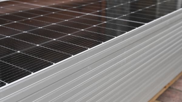 Mehrere Solarmodule übereinander liegen auf einer Palette