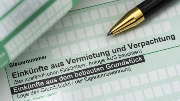 Nahaufnahme einer Einkommensteuererklärung mit Einkünften aus Vermietung und Verpachtung